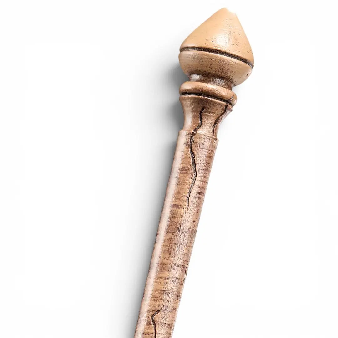 La boutique Aux 2 Balais - Baguette magique Hermione Granger en résine, réplique fidèle de 38 cm, aspect bois vieilli avec détails craquelés.