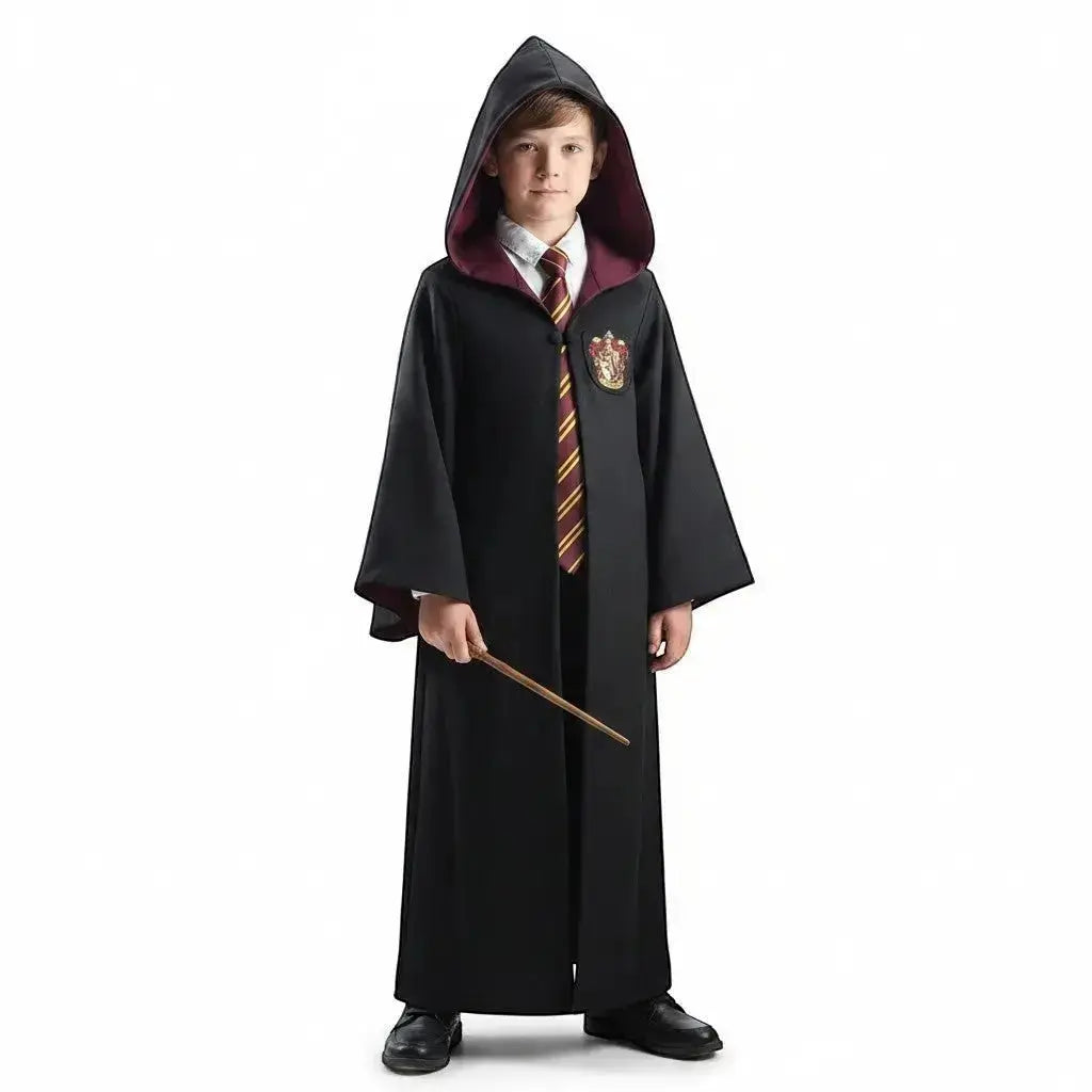 La boutique Aux 2 Balais Robe de sorcier Gryffondor enfant noire avec doublure bordeaux, écusson brodé et cravate rayée.