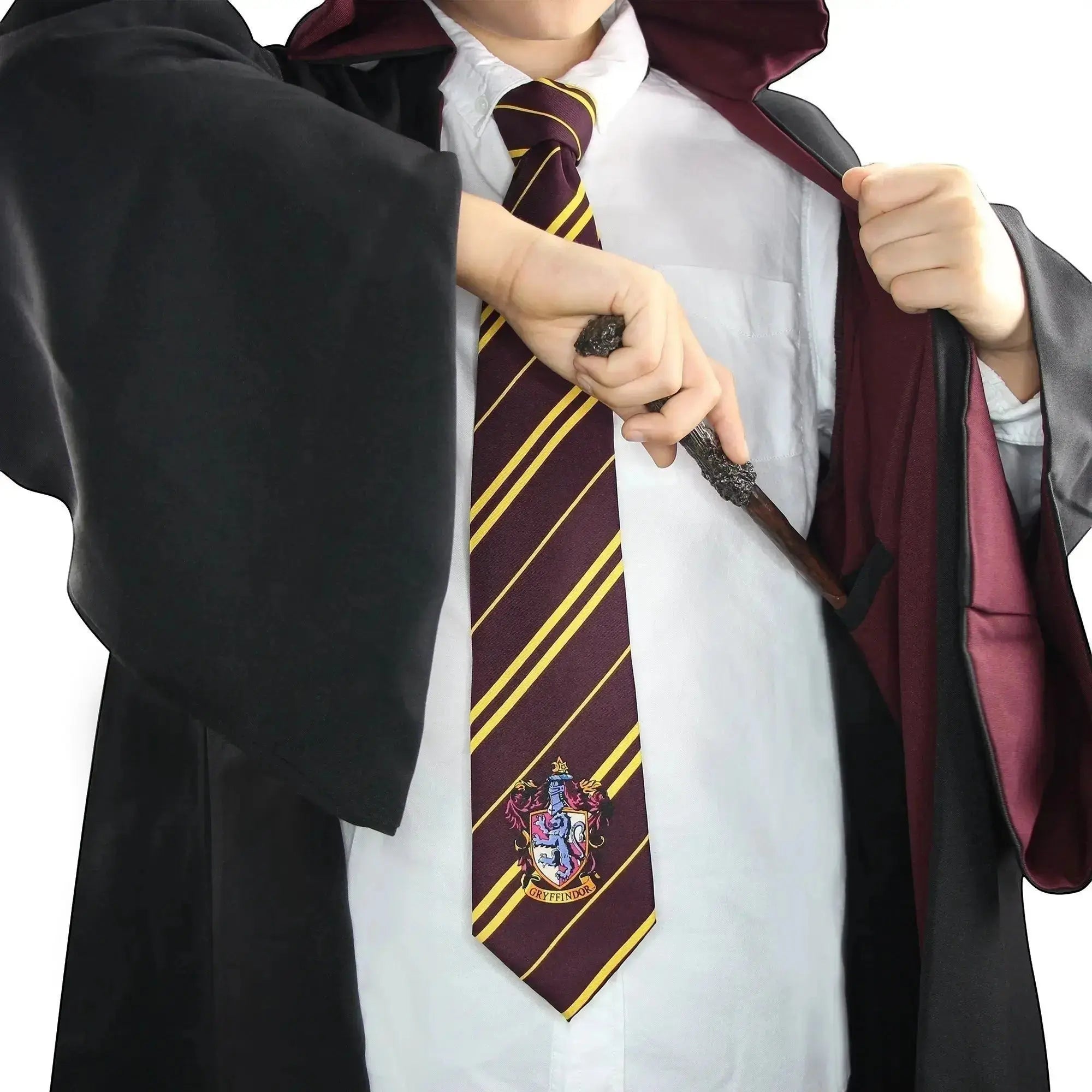 La boutique Aux 2 Balais - Robe de sorcier Gryffondor enfant en polyester noir avec doublure bordeaux, cravate rayée rouge et or avec écusson.