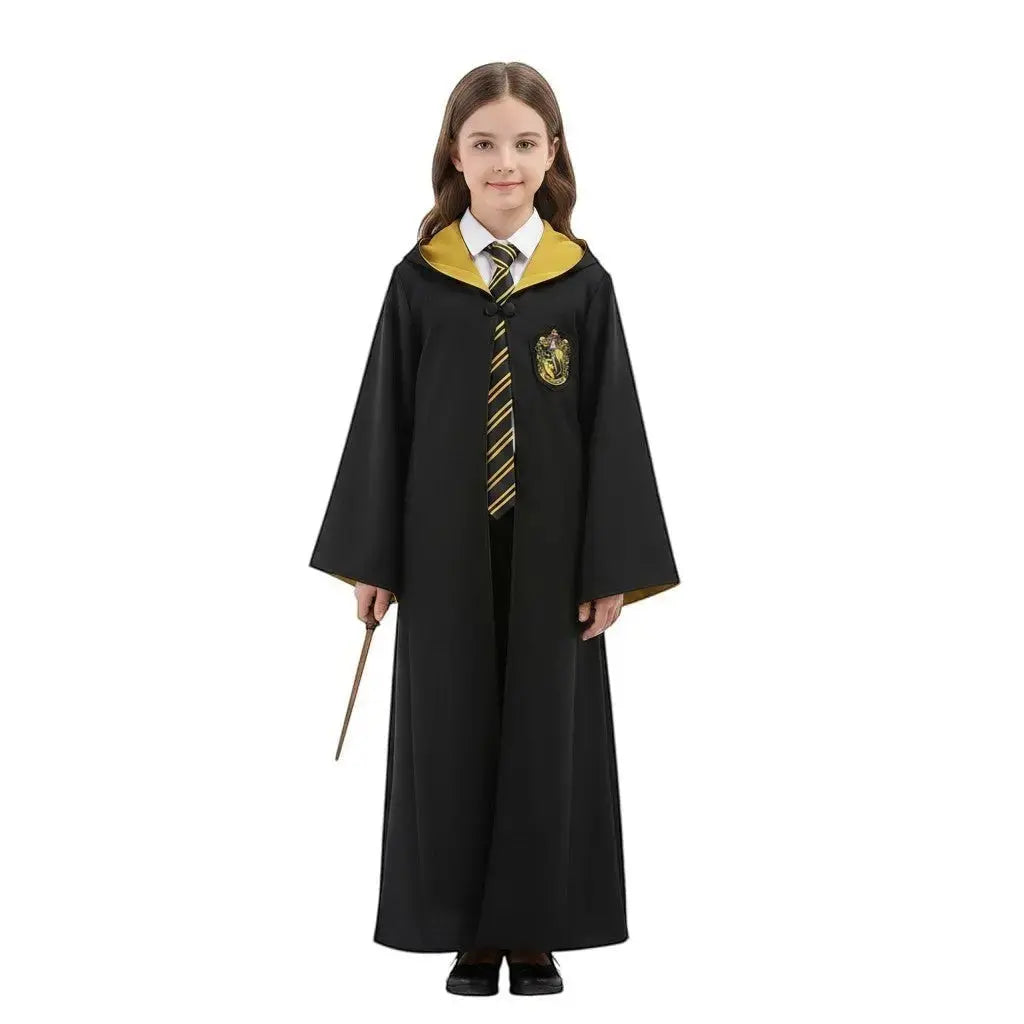 Robe de sorcier Poufsouffle noire et dorée pour enfant, 100% polyester, avec écusson brodé et poche pour baguette magique. La boutique Aux 2 Balais.