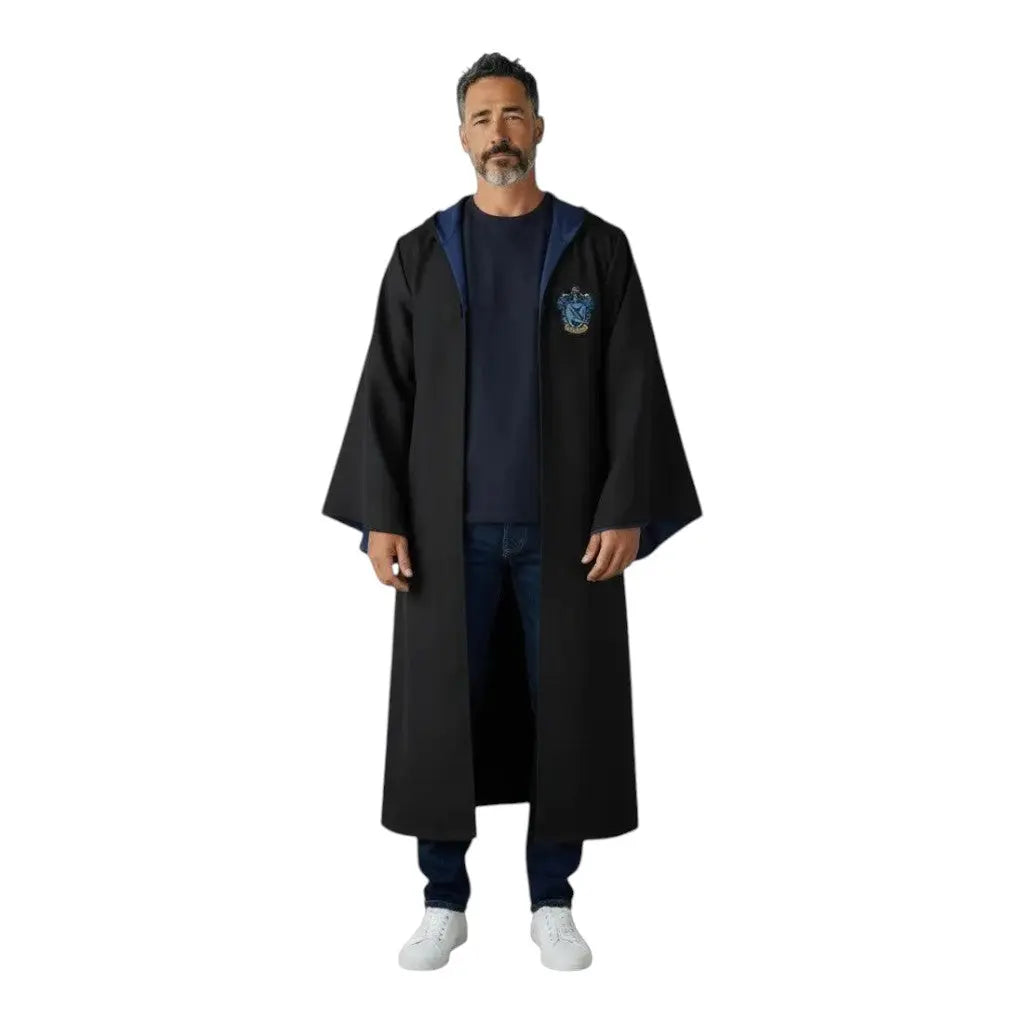 La boutique Aux 2 Balais Robe de sorcier Serdaigle noire avec doublure bleue et écusson brodé, 100% polyester, unisexe pour adulte.