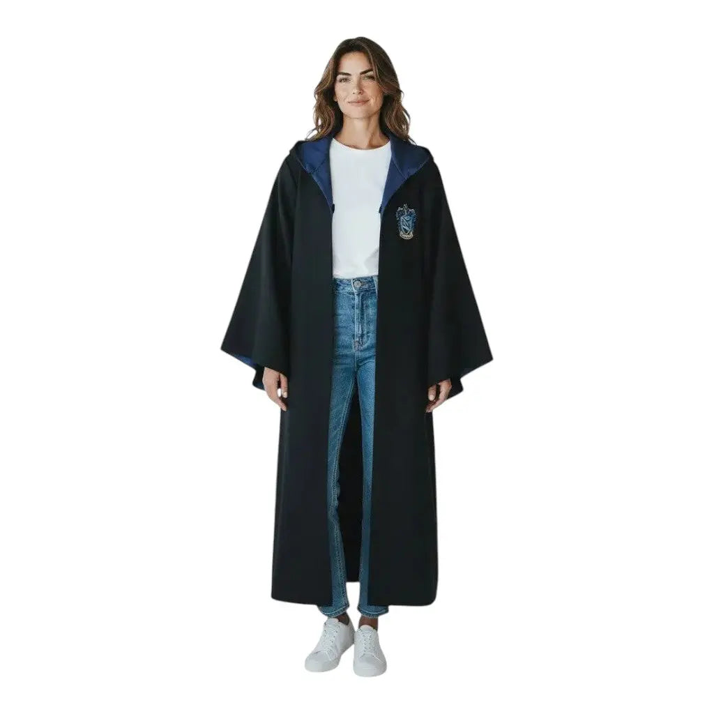 La boutique Aux 2 Balais Robe de sorcier Serdaigle noire unisexe pour adulte, doublure bleue, écusson brodé, 100% polyester.