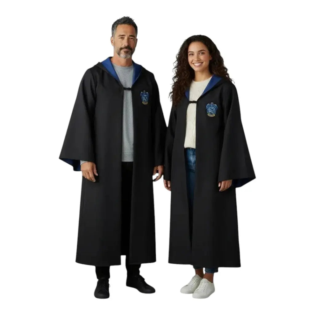 La boutique Aux 2 Balais Robe de sorcier Serdaigle noire unisexe pour adulte, doublure bleue, écusson brodé.