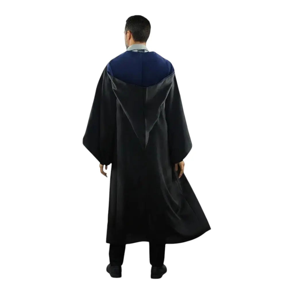 La boutique Aux 2 Balais Robe de sorcier Serdaigle noire avec doublure bleue, 100% polyester, pour adulte, unisexe, avec écusson brodé.
