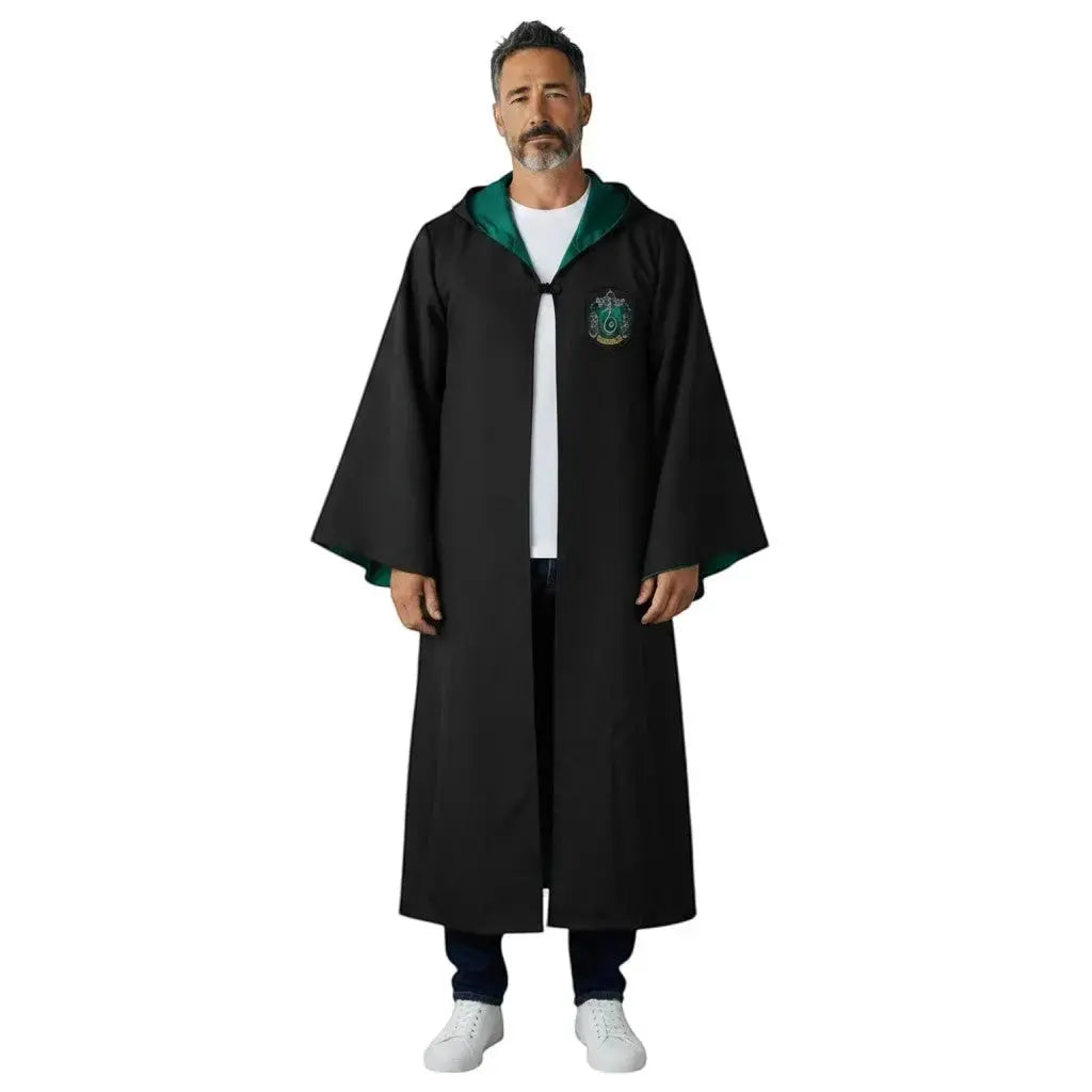 La boutique Aux 2 Balais Robe de sorcier Deluxe Serpentard adulte noire avec doublure verte et écusson brodé, 100% polyester.