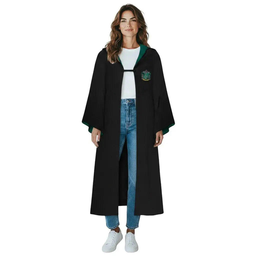 La boutique Aux 2 Balais Robe de sorcier Deluxe Serpentard adulte noire avec doublure verte, écusson brodé, poche intérieure. Polyester.