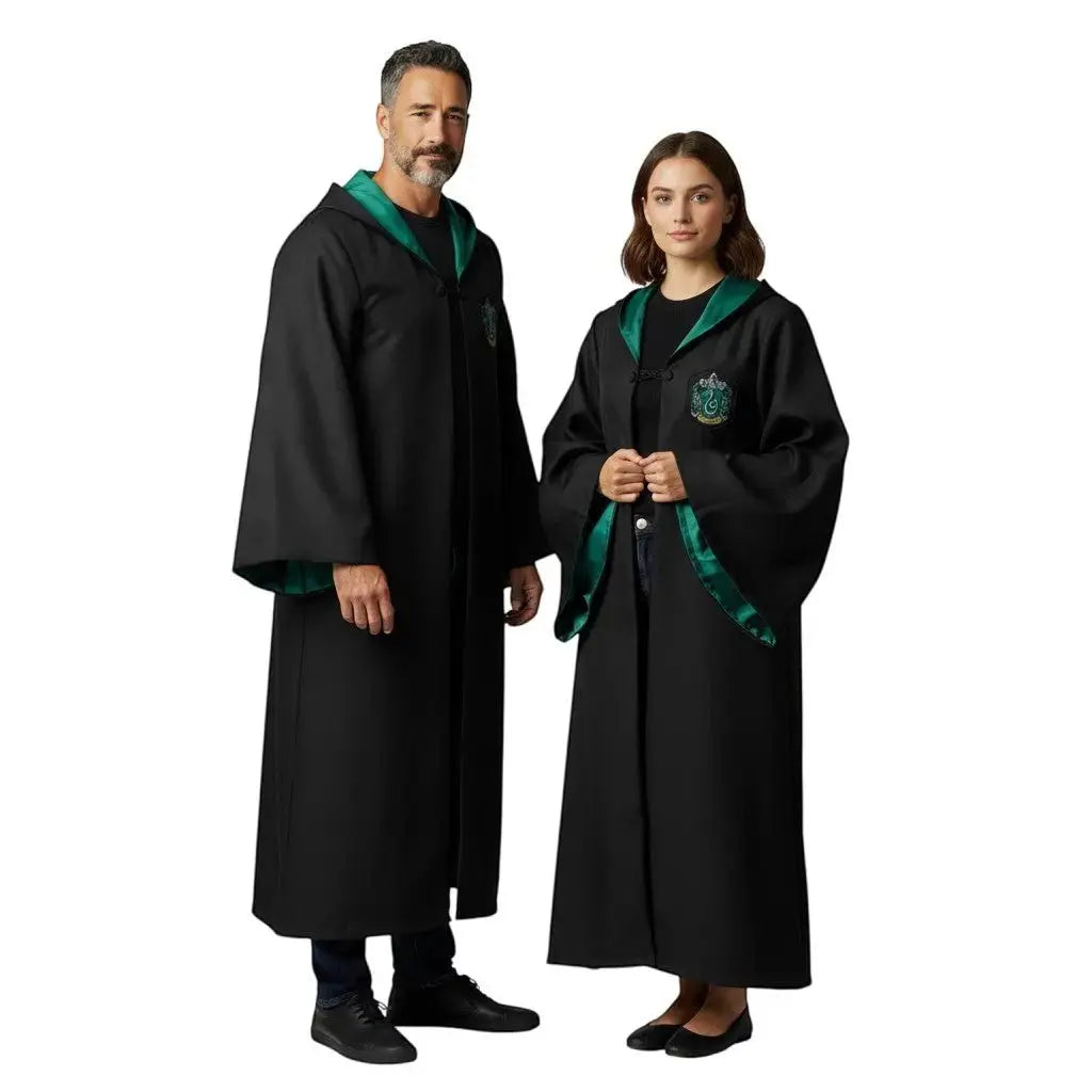 Robe de sorcier Deluxe Serpentard adulte noire avec doublure et revers verts, écusson brodé. Polyester.