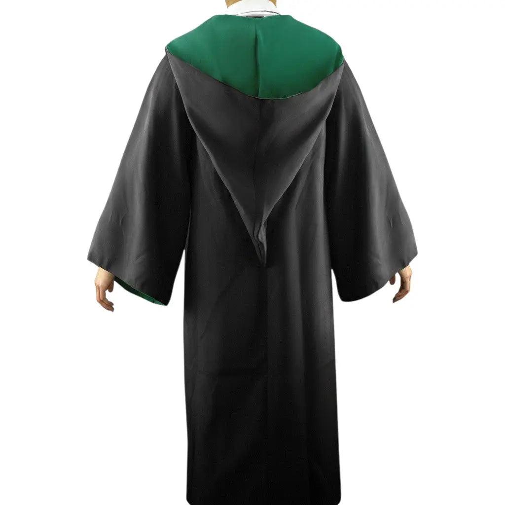 La boutique Aux 2 Balais Robe de sorcier Serpentard noire et verte en polyester, unisexe, avec écusson brodé et poche intérieure.