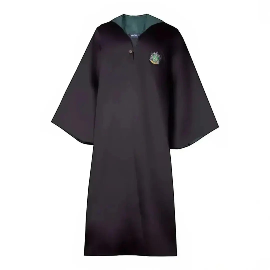 La boutique Aux 2 Balais Robe de sorcier enfant Serpentard noire avec doublure verte, écusson brodé et poche intérieure pour baguette magique.