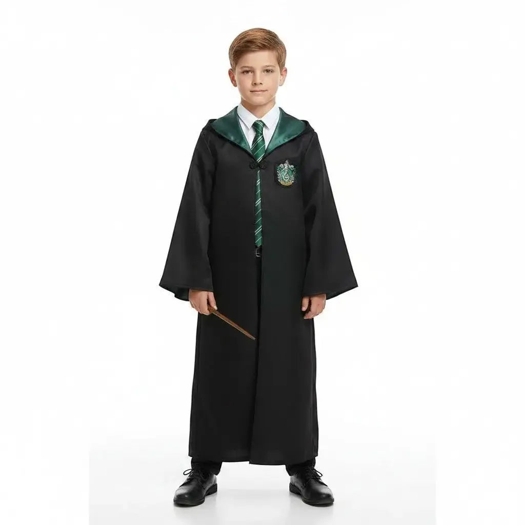 La boutique Aux 2 Balais Robe de sorcier enfant Serpentard noire avec doublure verte, écusson brodé et poche intérieure. Polyester.