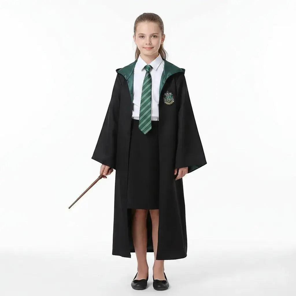 La boutique Aux 2 Balais Robe de sorcier enfant Serpentard noire avec doublure verte, écusson brodé et poche intérieure. Polyester.