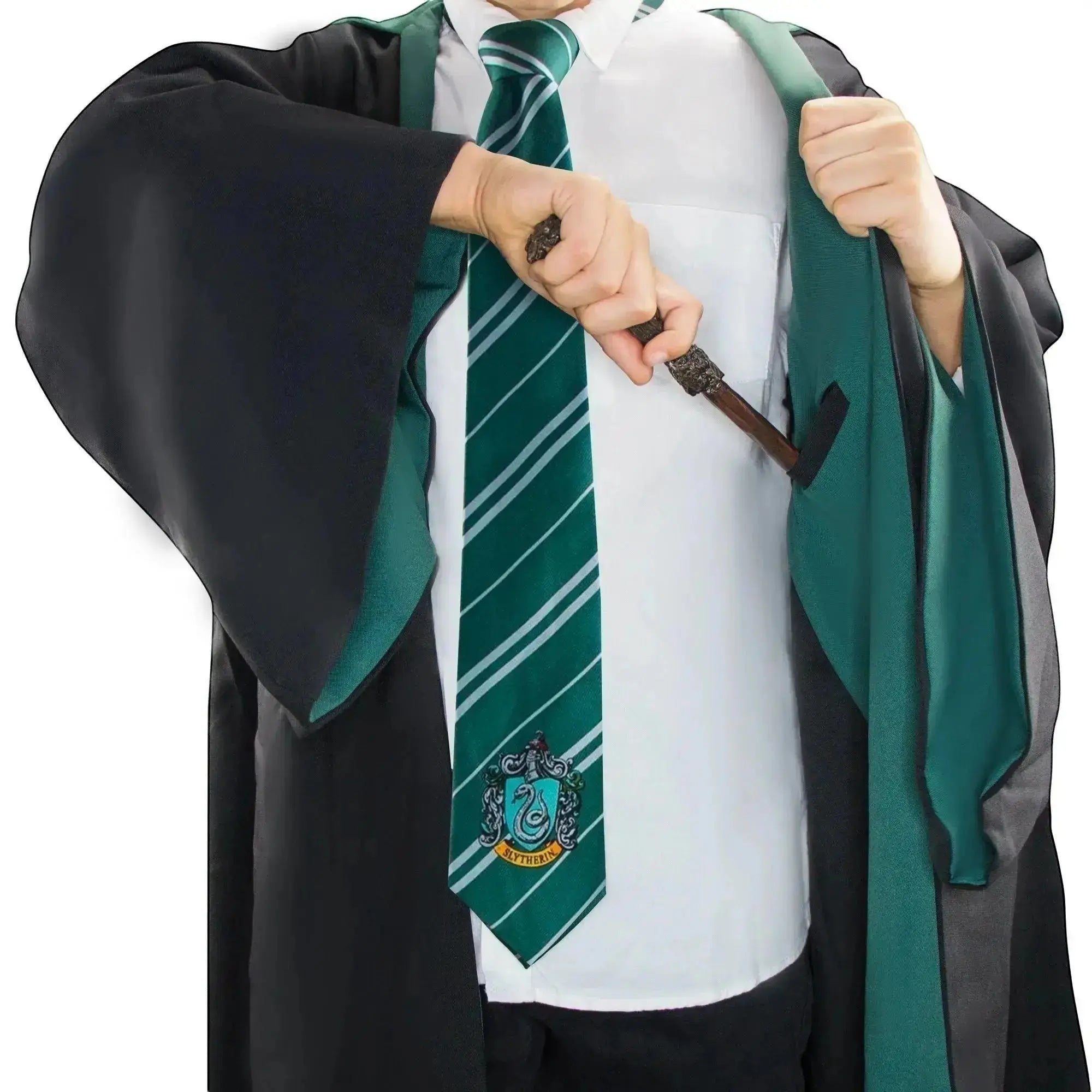 La boutique Aux 2 Balais Robe de sorcier enfant Serpentard noire et verte, 100% polyester, avec écusson brodé et poche pour baguette.