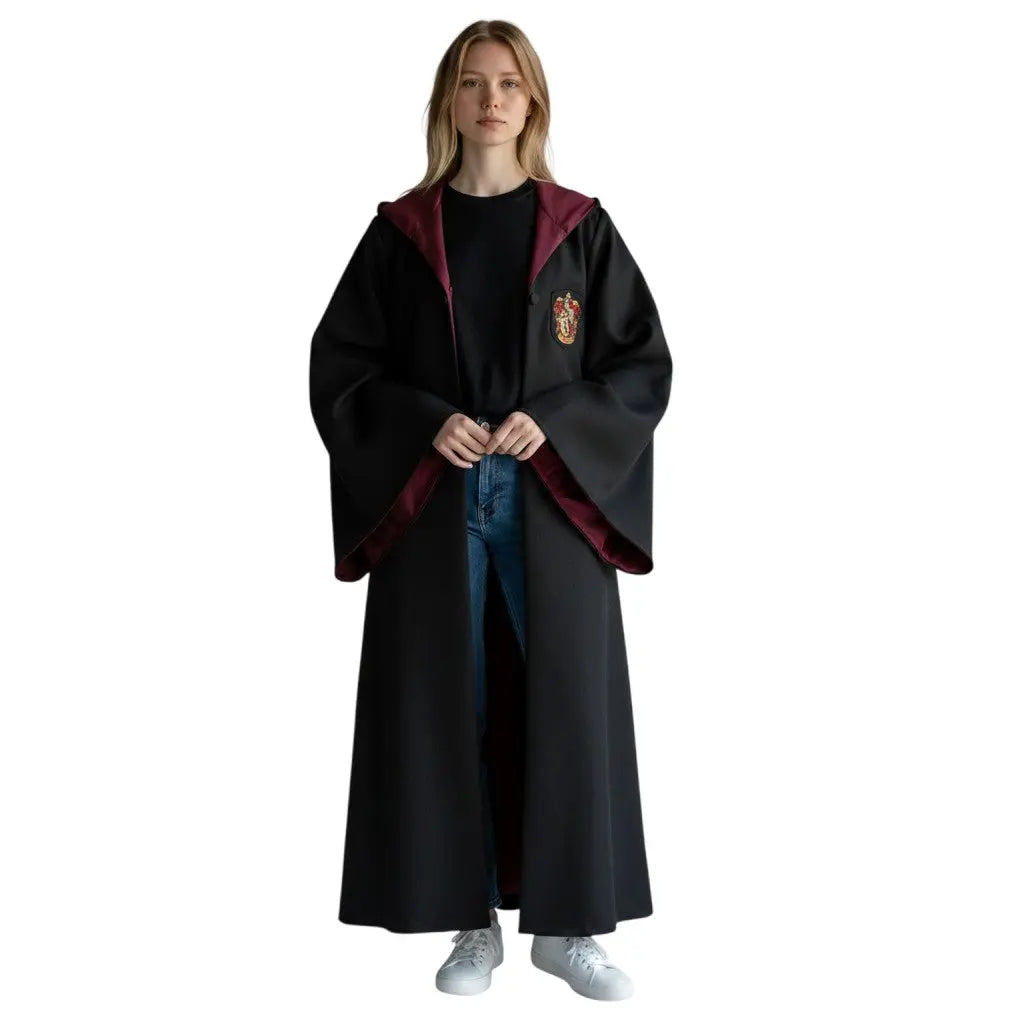 La boutique Aux 2 Balais Robe de sorcier Gryffondor adulte noire avec doublure bordeaux et écusson brodé. Polyester.