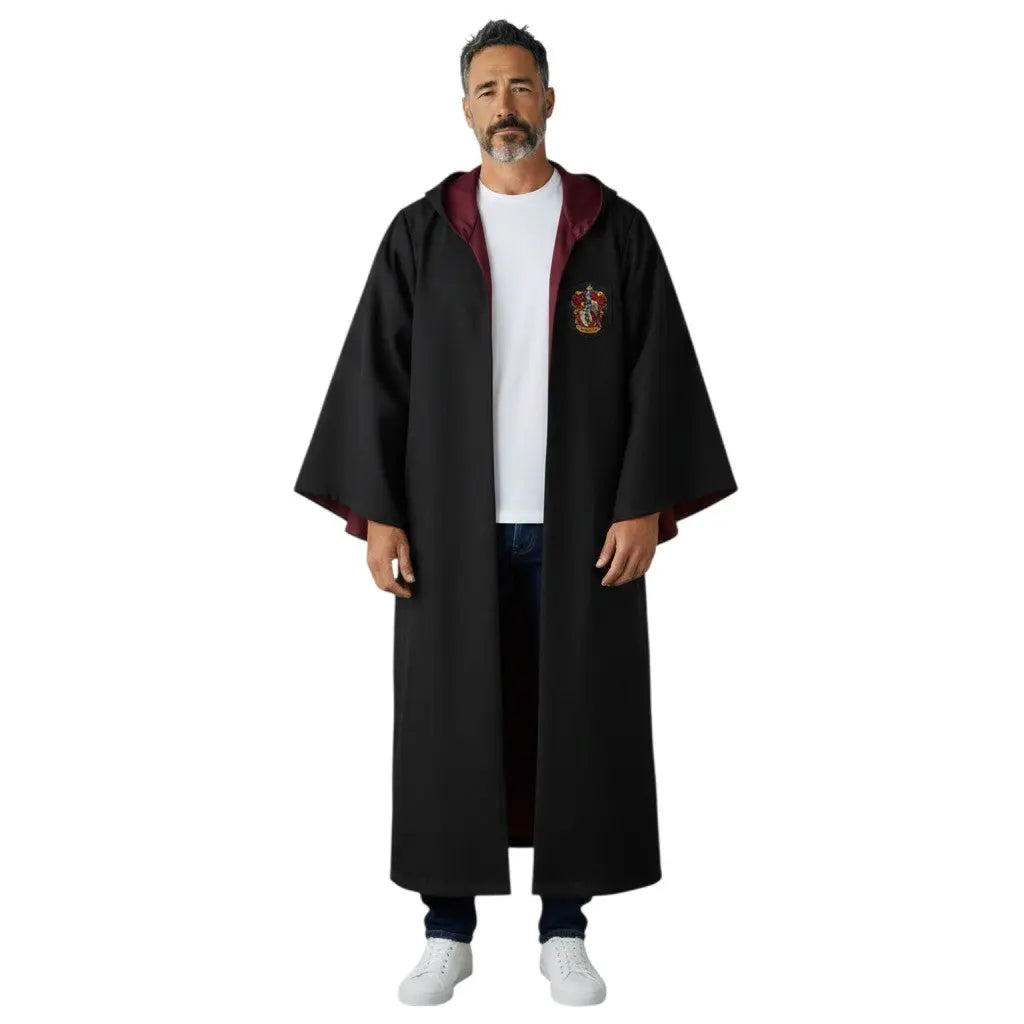 Robe de sorcier Gryffondor adulte noire avec doublure bordeaux et écusson Gryffondor sur la poitrine, La boutique Aux 2 Balais