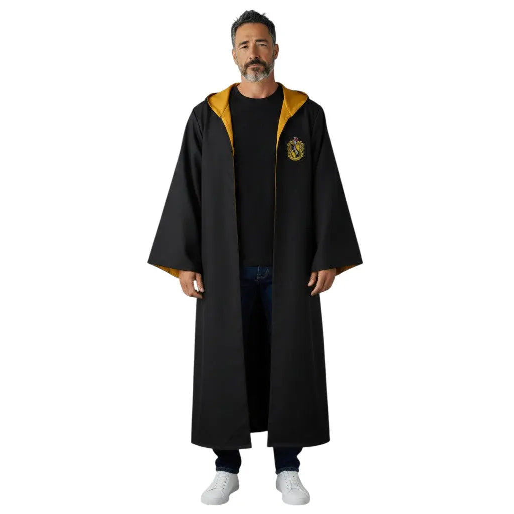 Robe de sorcier Poufsouffle noire et jaune pour adulte en polyester, avec écusson brodé. La boutique Aux 2 Balais.