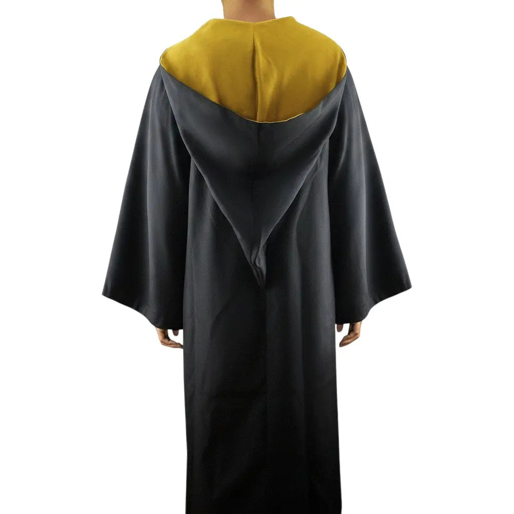 La boutique Aux 2 Balais Robe de sorcier Poufsouffle noire et jaune en polyester pour adulte, unisexe, avec capuche et écusson brodé.