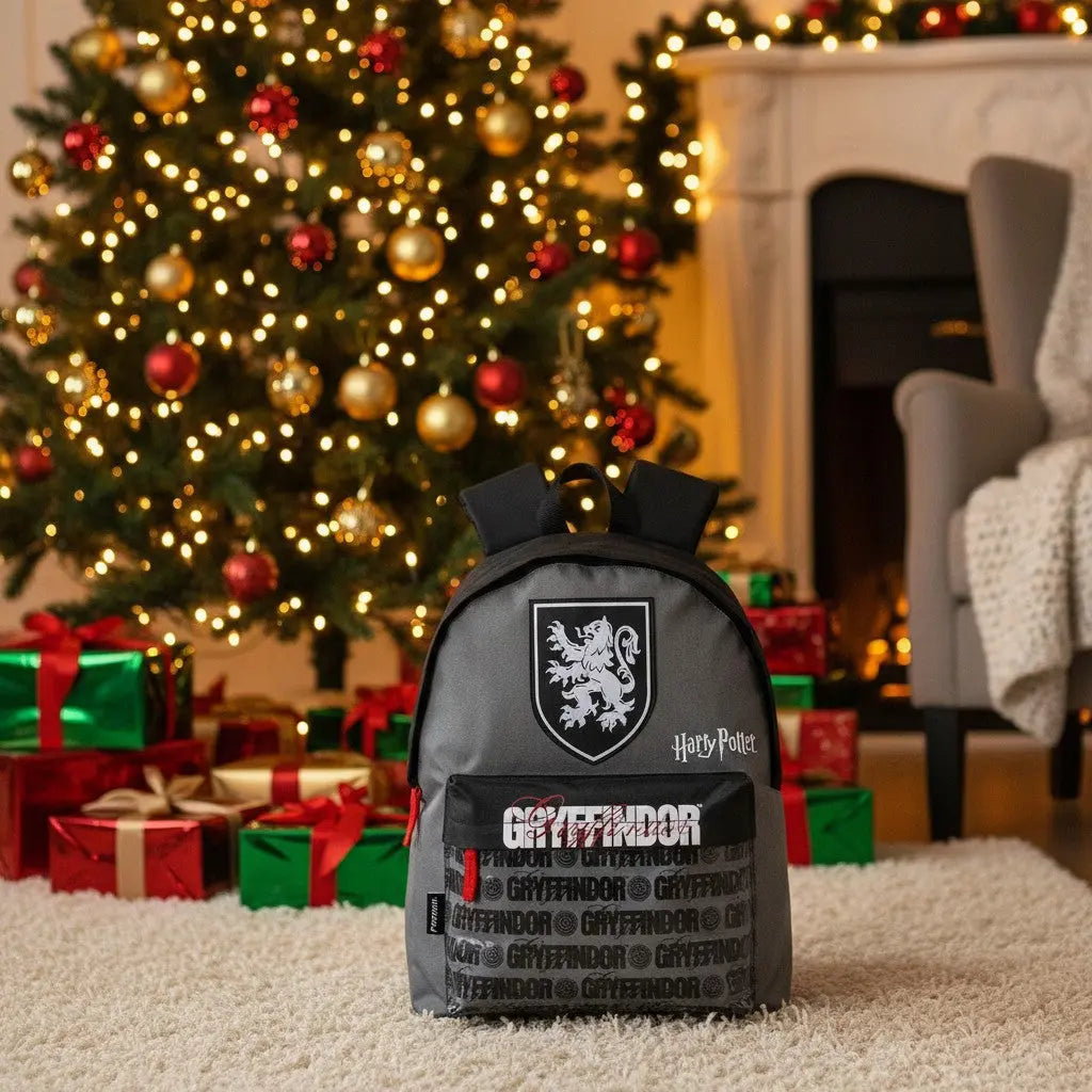Sac à dos La boutique Aux 2 Balais Harry Potter Gryffondor gris et noir avec blason devant un sapin de Noël