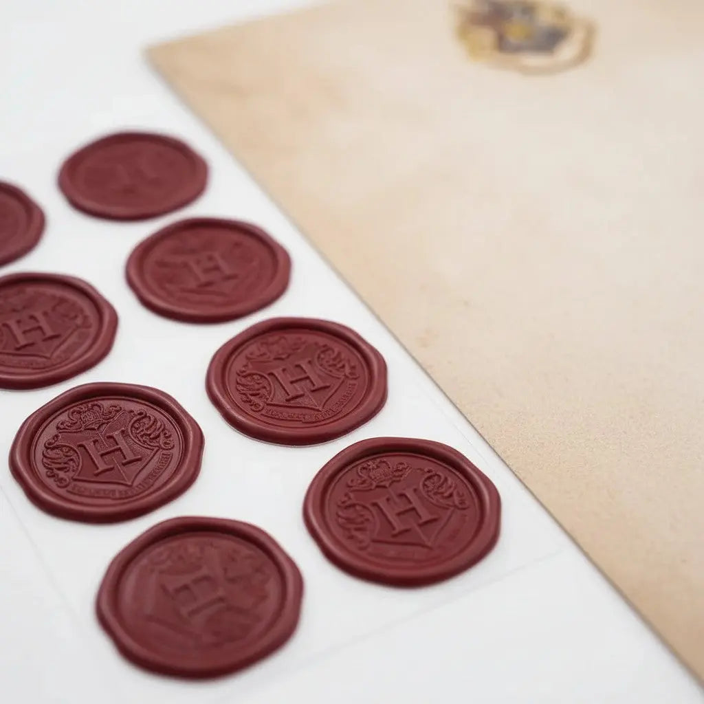 La boutique Aux 2 Balais Set d'écriture Harry Potter, 20 feuilles A5 parchemin, 10 enveloppes et 10 cachets de cire rouge.