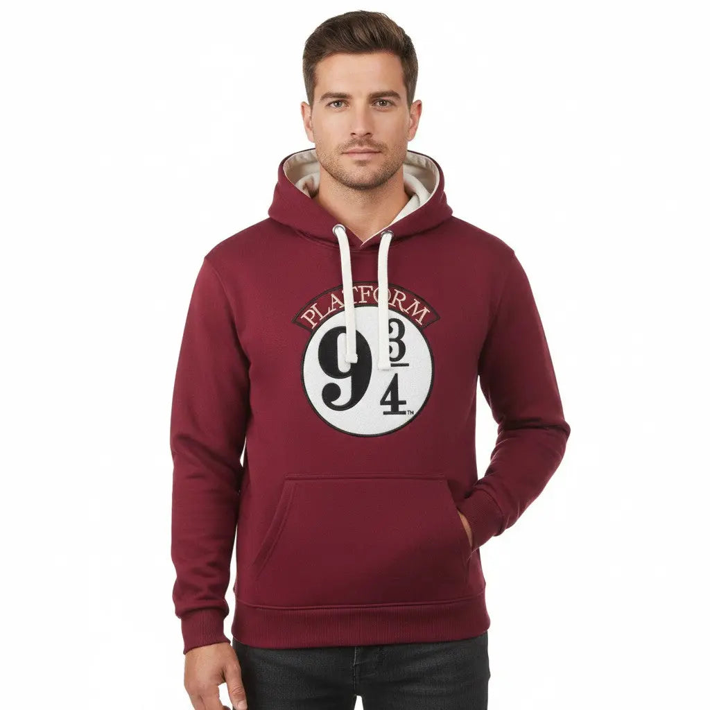 La boutique Aux 2 Balais Sweatshirt bordeaux Poudlard Express Voie 9¾ Harry Potter avec patch brodé, capuche et poche kangourou.