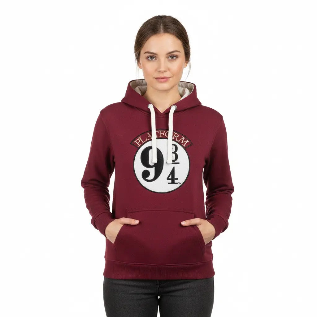 La boutique Aux 2 Balais Sweat-shirt bordeaux à capuche Poudlard Express Voie 9¾ Harry Potter avec patch brodé et cordon crème.