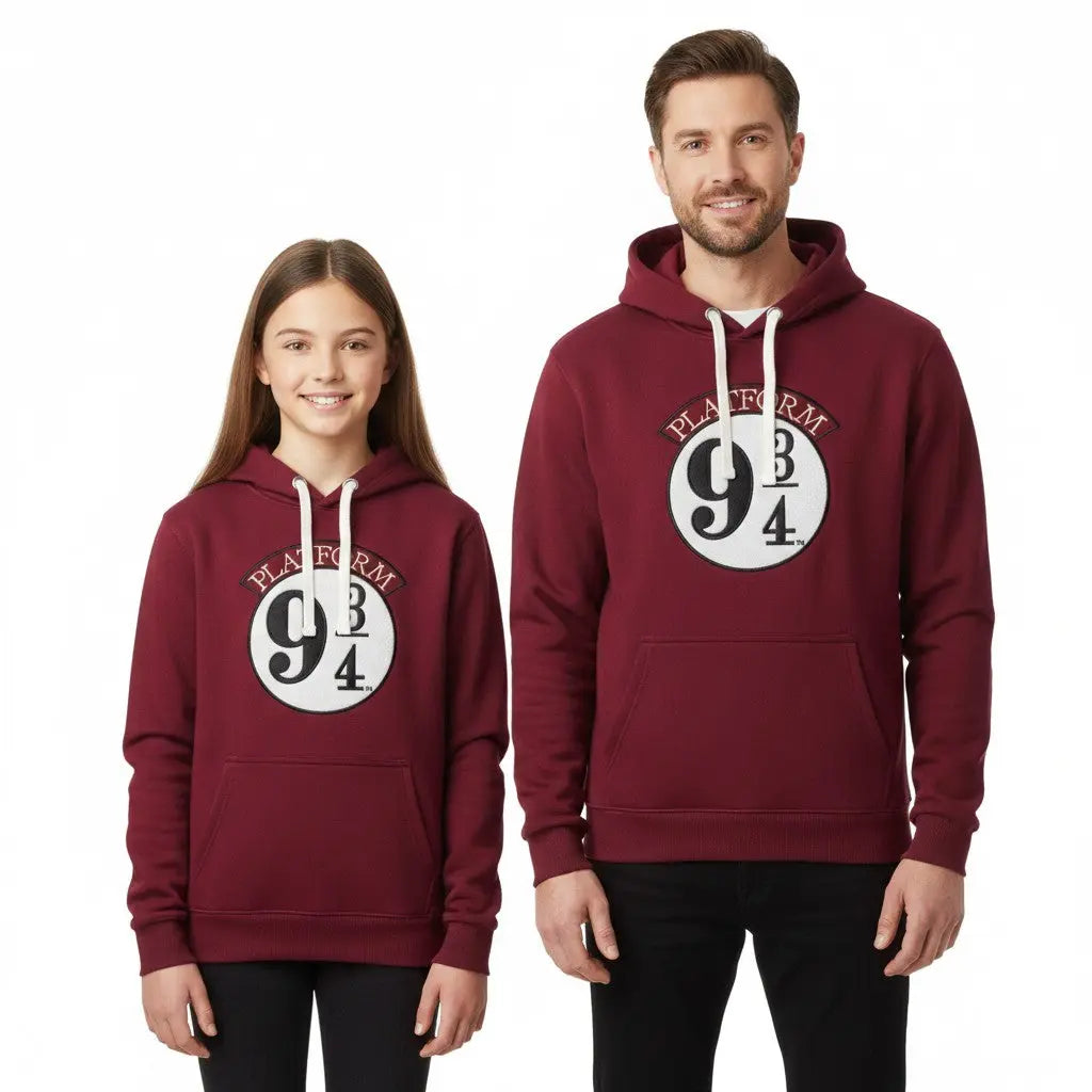 La boutique Aux 2 Balais Sweat-shirt bordeaux à capuche Poudlard Express Voie 9¾ Harry Potter avec patch brodé et cordon crème.