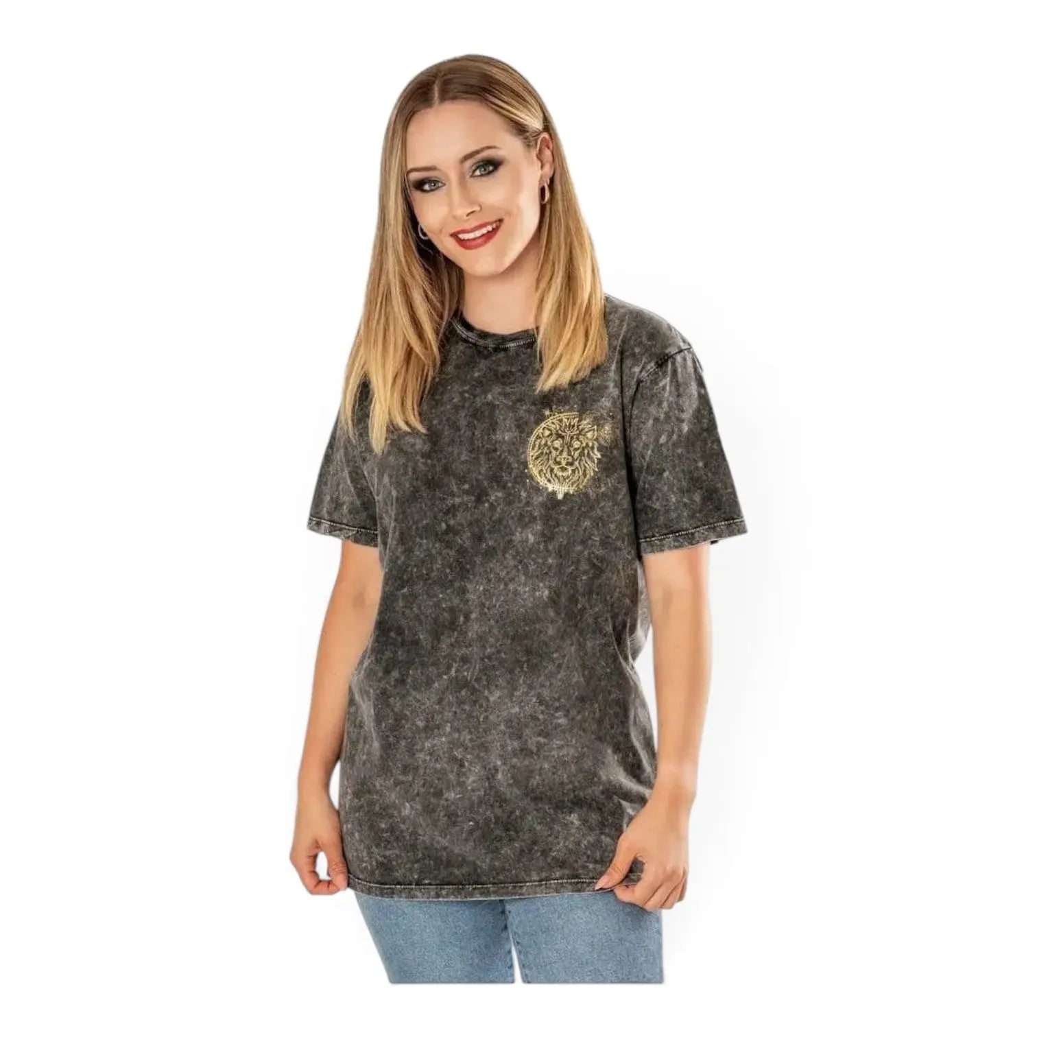 Femme portant un t-shirt La boutique Aux 2 Balais gris délavé en coton avec emblème Gryffondor doré sur la poitrine