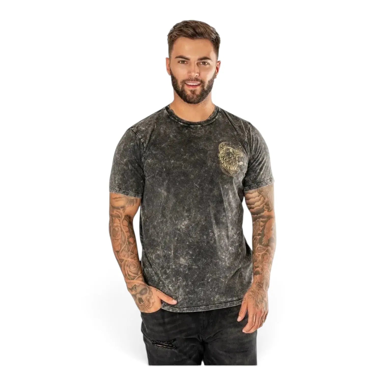 Homme portant un t-shirt La boutique Aux 2 Balais gris délavé avec emblème Serdaigle doré sur la poitrine