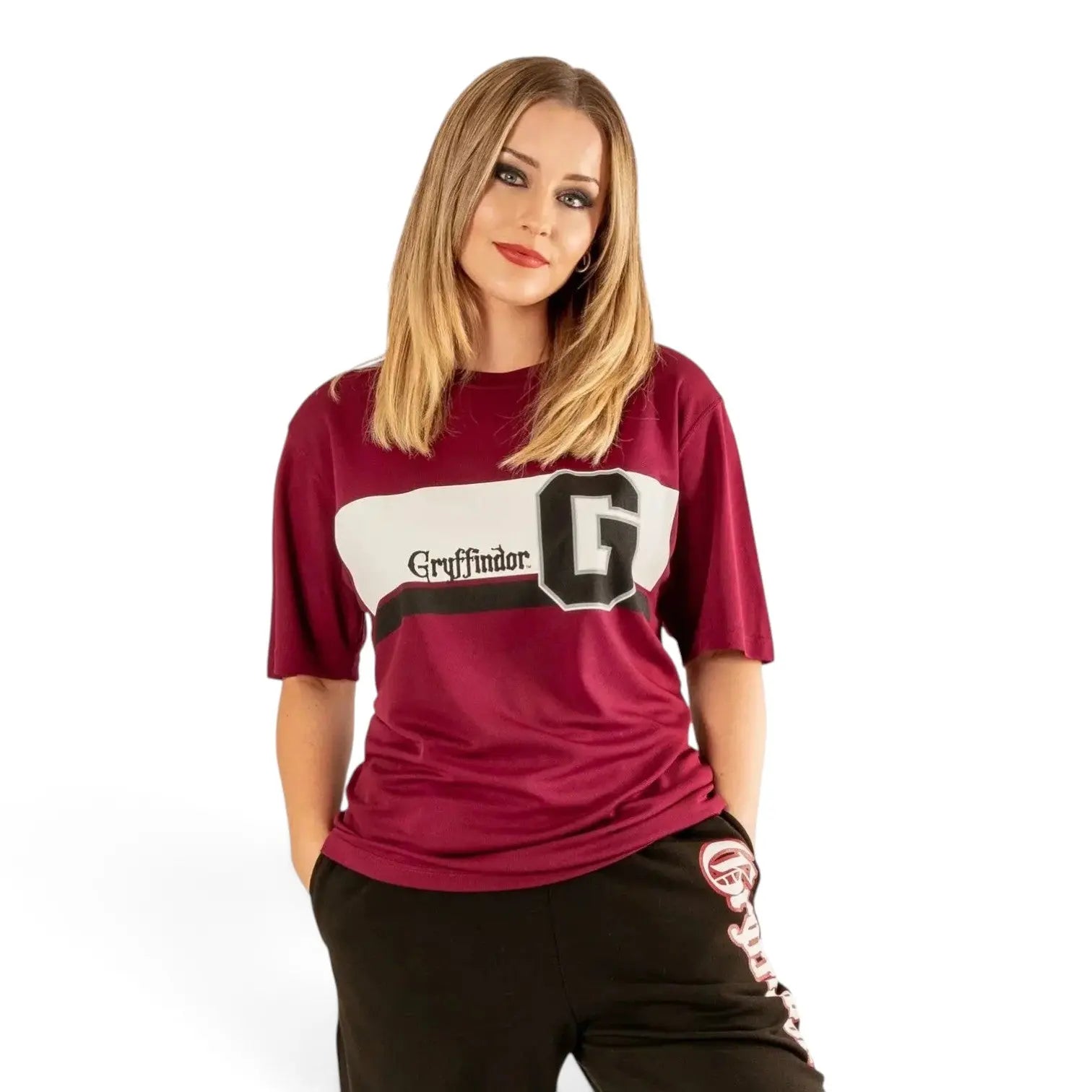 Femme portant un t-shirt rouge La boutique Aux 2 Balais Harry Potter Gryffondor avec logo G style sportif
