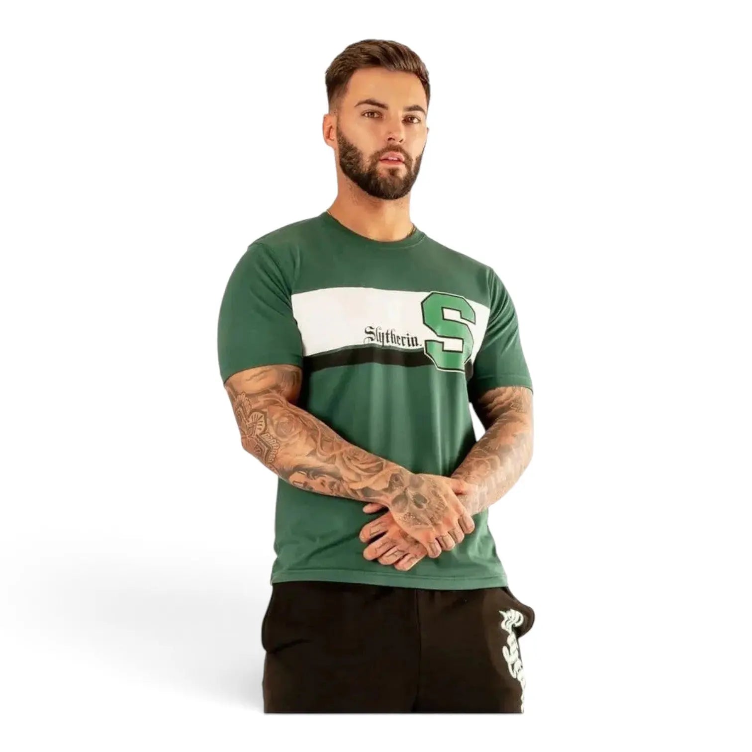 T-shirt vert La boutique Aux 2 Balais Harry Potter Serpentard style sportif avec lettrage gothique et lettre S