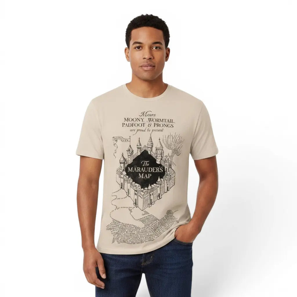 La boutique Aux 2 Balais T-shirt beige en coton avec l'impression de la Carte du Maraudeur et du château de Poudlard.