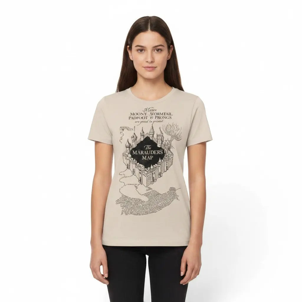 La boutique Aux 2 Balais T-shirt beige en coton avec l'impression de la Carte du Maraudeur et du château de Poudlard.