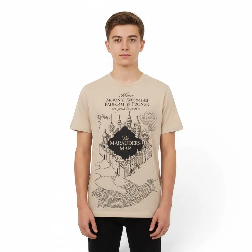 La boutique Aux 2 Balais T-shirt beige en coton avec impression de la Carte du Maraudeur et du château de Poudlard.