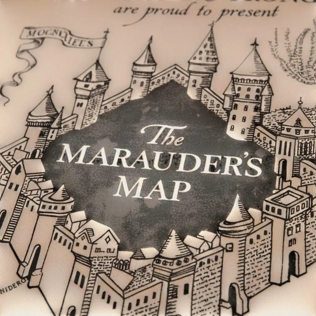 La boutique Aux 2 Balais T-shirt beige en coton avec l'impression de la Carte du Maraudeur et du château de Poudlard.