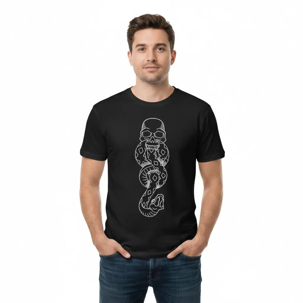 T-shirt noir en polyester La boutique Aux 2 Balais avec le symbole Dark Mark (crâne et serpent) blanc imprimé sur la poitrine. Col rond.