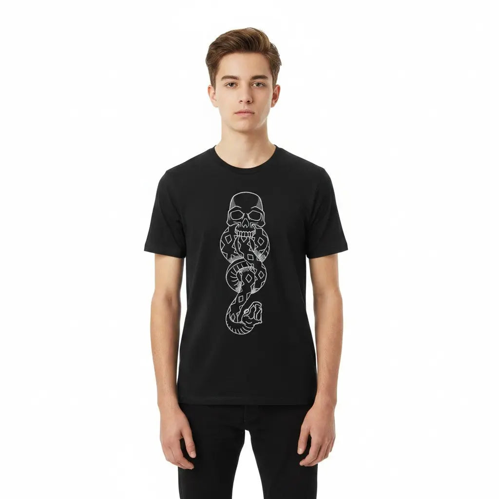 T-shirt noir La boutique Aux 2 Balais en polyester avec le motif Dark Mark (crâne et serpent) blanc imprimé sur la poitrine. Col rond.