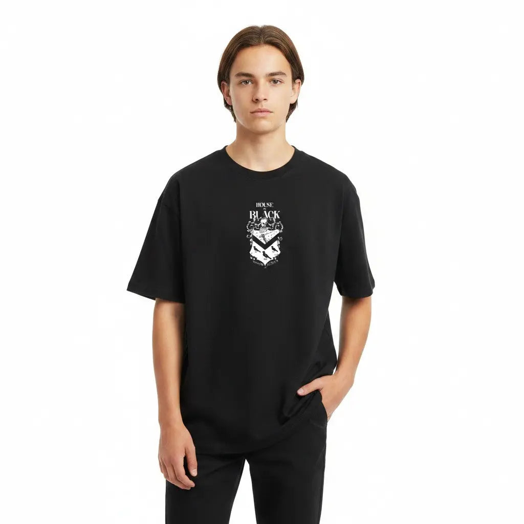 T-shirt noir en coton La boutique Aux 2 Balais avec blason House of Black sur le devant et arbre généalogique au dos. Licence Warner Bros.