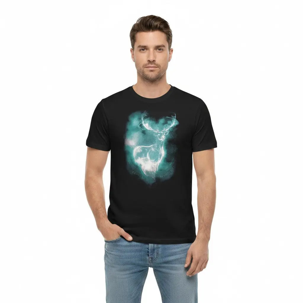 La boutique Aux 2 Balais T-shirt noir en polyester avec imprimé Patronus cerf bleu-blanc lumineux, col rond, coupe standard. Licence Warner Bros.