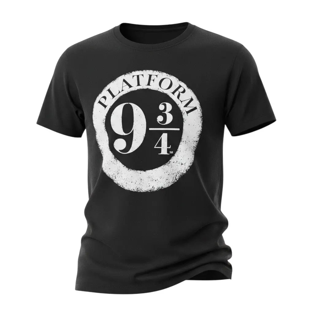 La boutique Aux 2 Balais T-shirt noir en polyester avec le logo Platform 9 3/4 effet vieilli blanc, col rond, coupe standard.