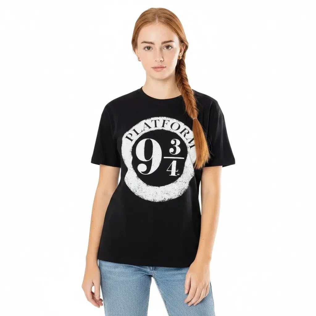 La boutique Aux 2 Balais T-shirt noir en polyester avec inscription Platform 9 3/4 effet vieilli blanc, col rond, coupe standard.