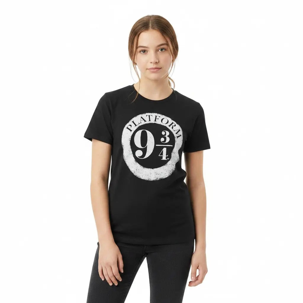 La boutique Aux 2 Balais T-shirt noir en polyester avec le logo Platform 9 3/4 effet vieilli blanc, col rond, coupe standard.