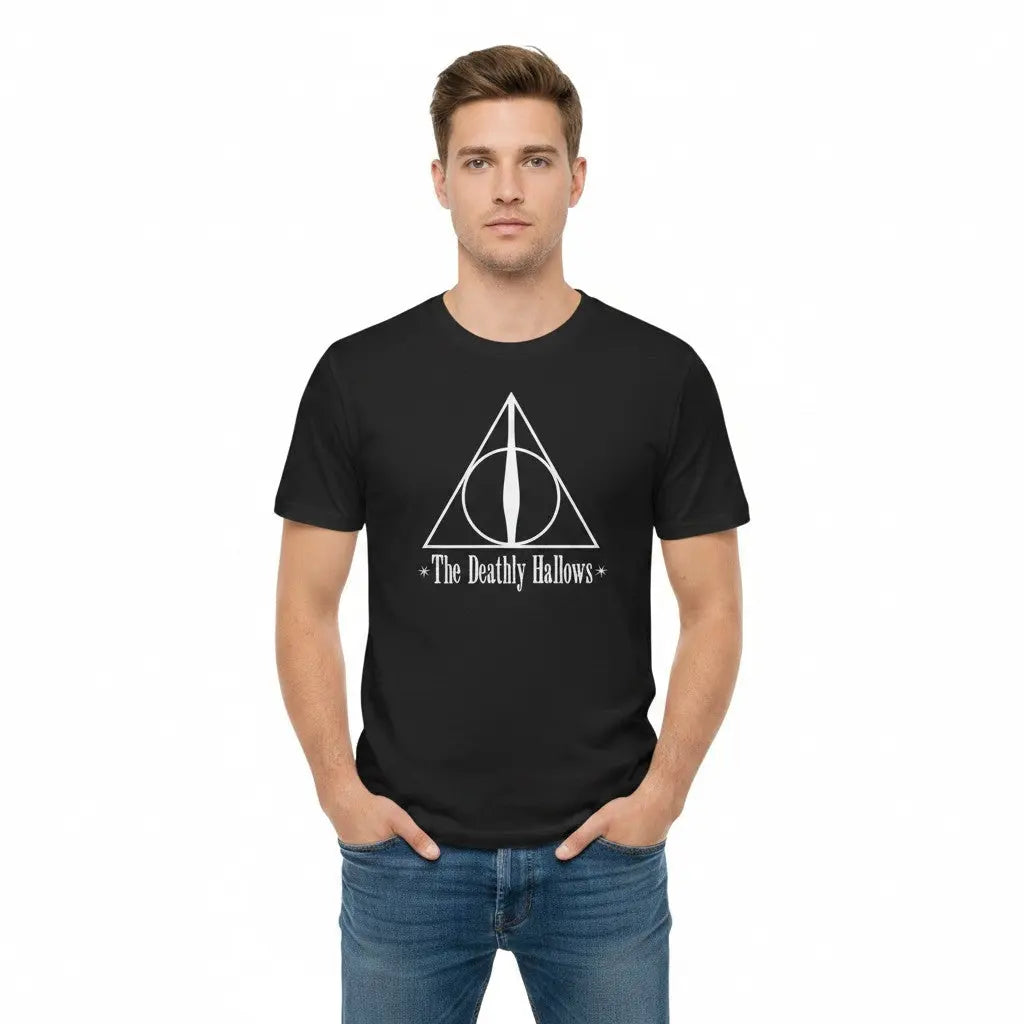 La boutique Aux 2 Balais T-shirt noir en coton avec le symbole des Reliques de la Mort et le texte "The Deathly Hallows" imprimés en blanc.