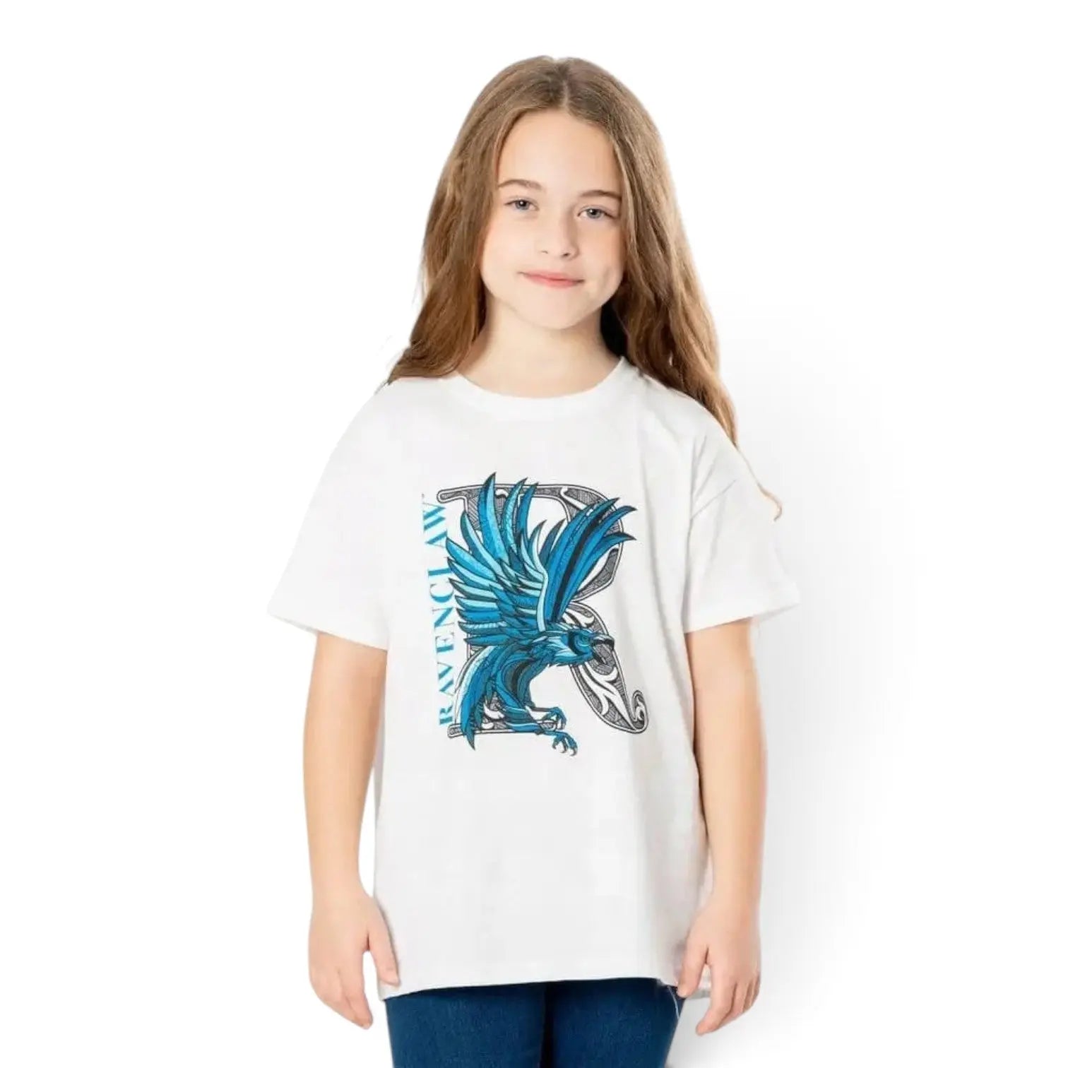 Jeune fille portant un t-shirt blanc 100% coton La boutique Aux 2 Balais avec motif mosaïque Serdaigle Harry Potter