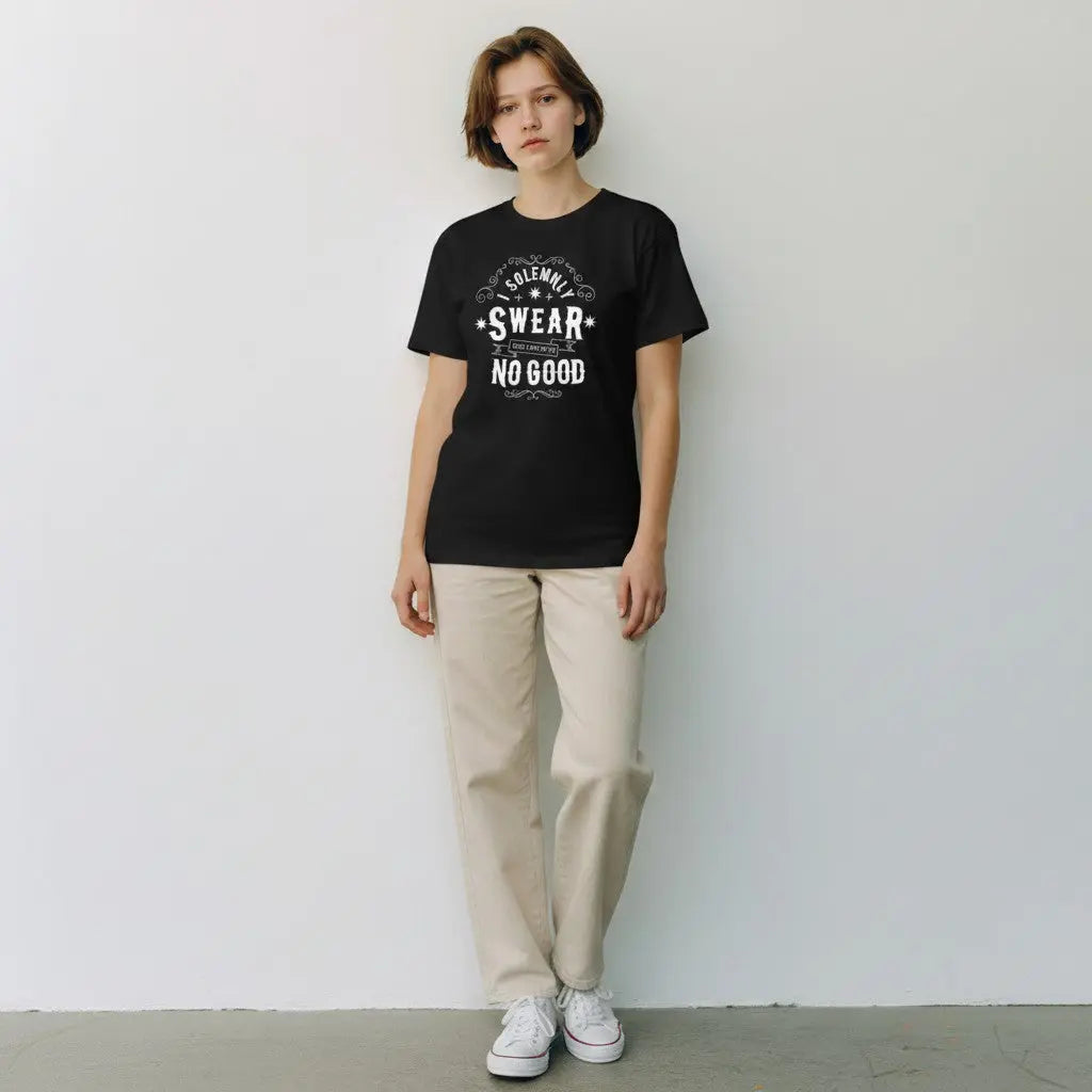 Femme portant un t-shirt noir en coton La boutique Aux 2 Balais avec l'inscription Harry Potter I Solemnly Swear