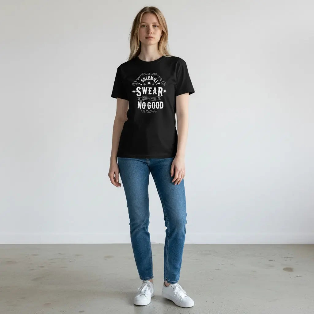 Femme portant un t-shirt noir en coton La boutique Aux 2 Balais avec l'inscription Harry Potter I Solemnly Swear