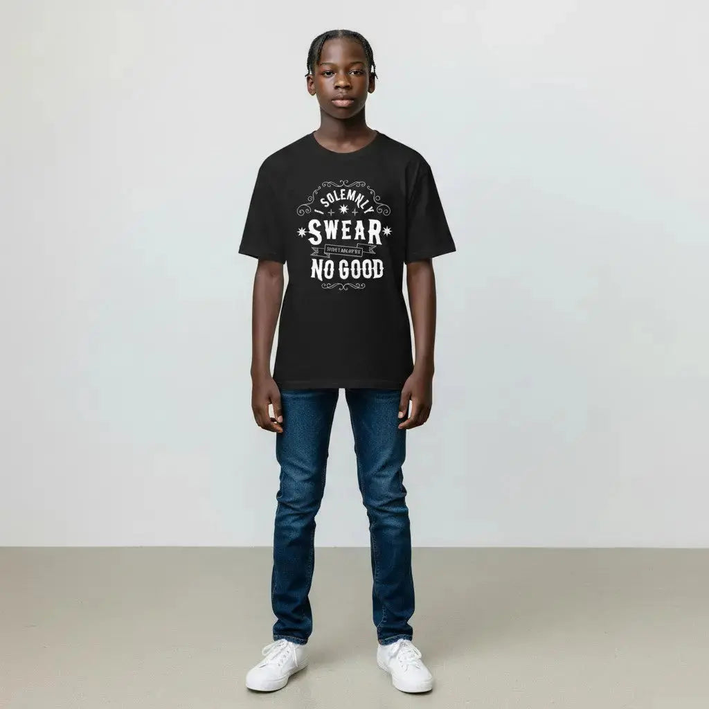 Jeune homme portant un t-shirt noir en coton La boutique Aux 2 Balais avec l'inscription Harry Potter en relief