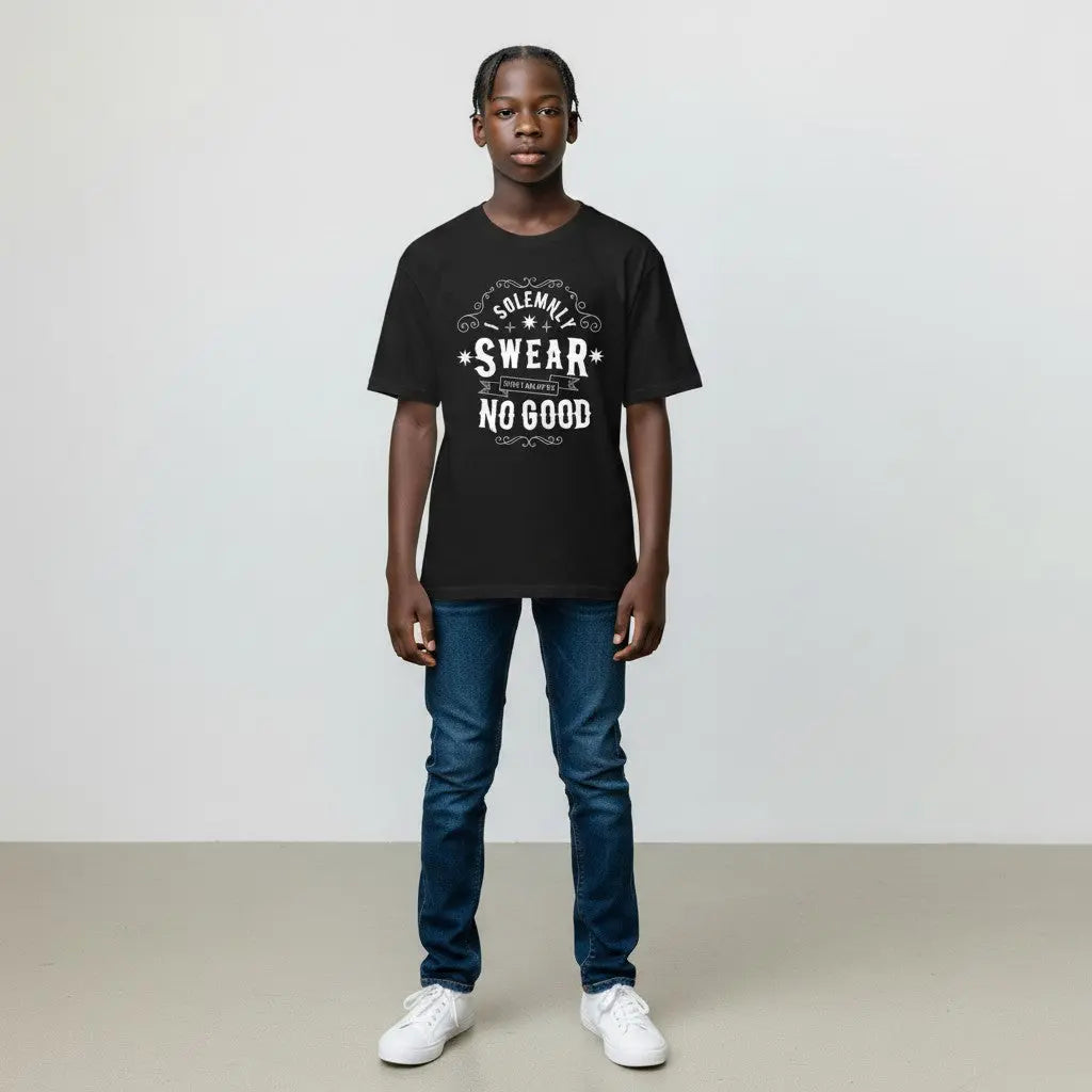 Jeune homme portant un t-shirt noir en coton La boutique Aux 2 Balais avec l'inscription Harry Potter en relief