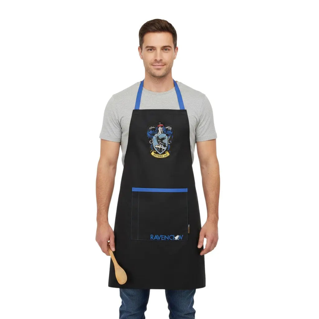 Tablier Serdaigle Harry Potter noir en polyester/coton avec blason et poche, par La boutique Aux 2 Balais