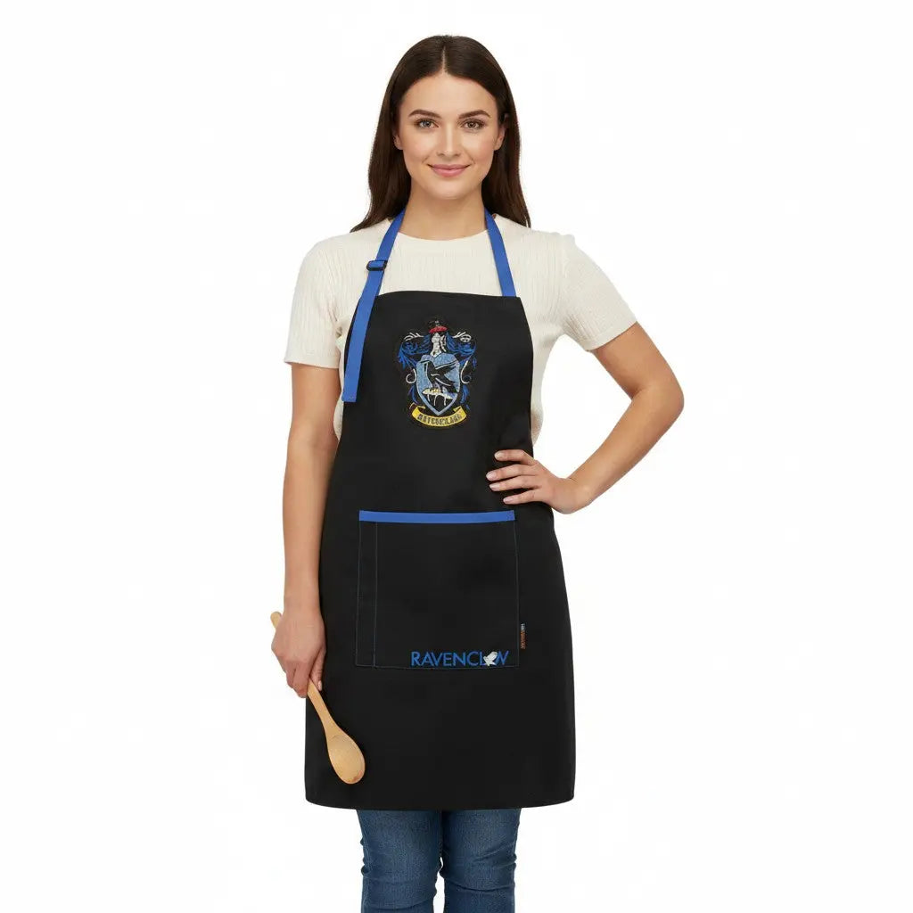 Tablier Serdaigle Harry Potter noir en polyester et coton, avec blason, inscription Ravenclaw et poche frontale. La boutique Aux 2 Balais.