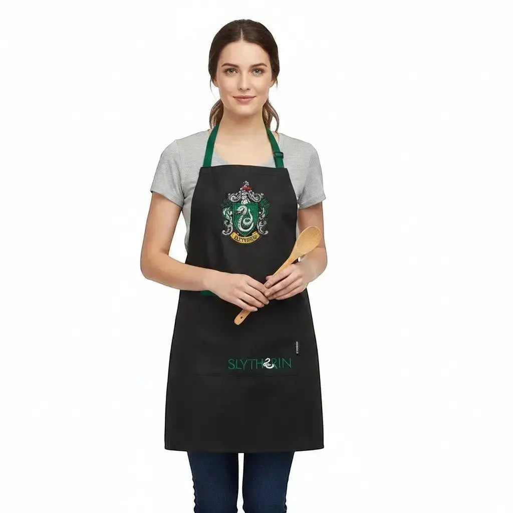 Tablier noir Serpentard Harry Potter en polyester/coton avec écusson et inscription SLYTHERIN, taille unique.