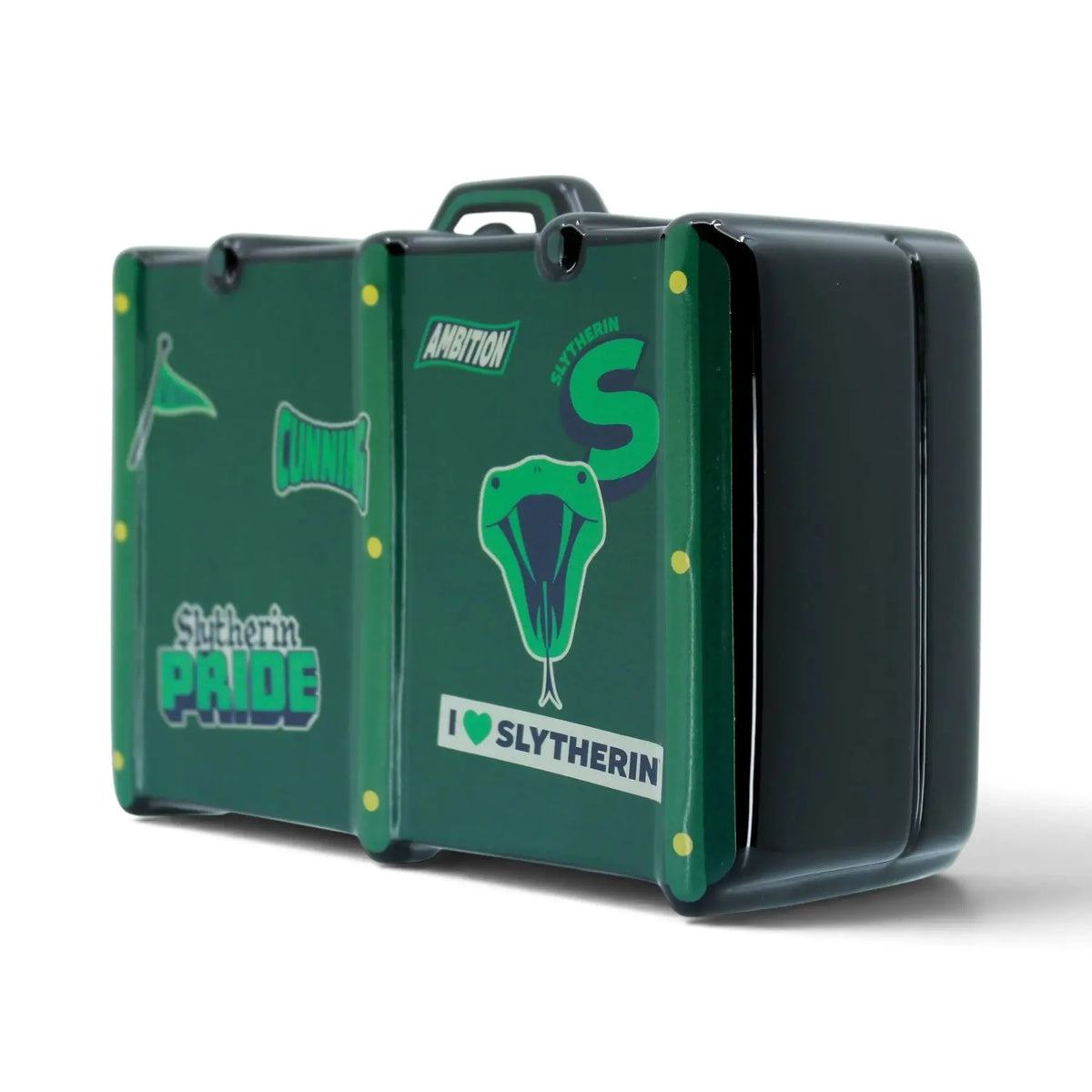 Tirelire en céramique La boutique Aux 2 Balais en forme de valise Serpentard verte avec des autocollants décoratifs.